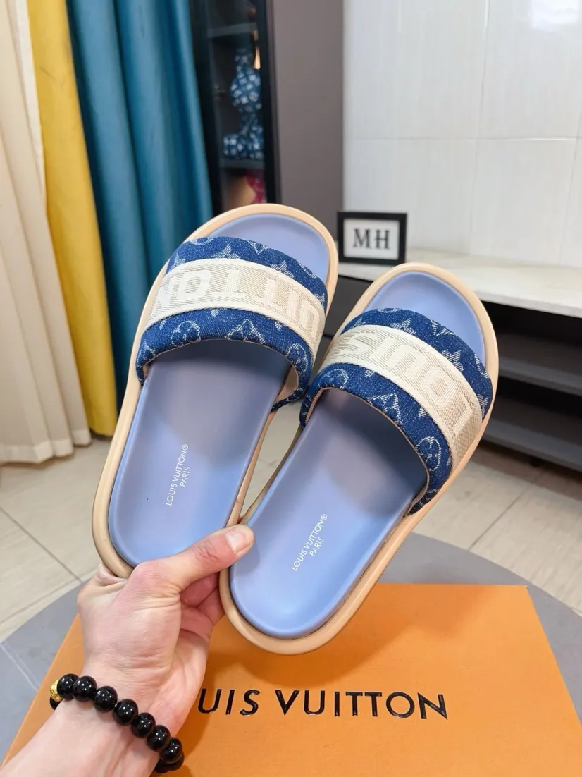 Ex-factory price 360🌹🌹 (lv-Louis Vuitton) New men's slippers, high-end boutique, exquisite embossed logo decoration on the upper, fine workmanship, super soft soles, casual, loose and comfortable, a must-have in summer! \nsize：38-44